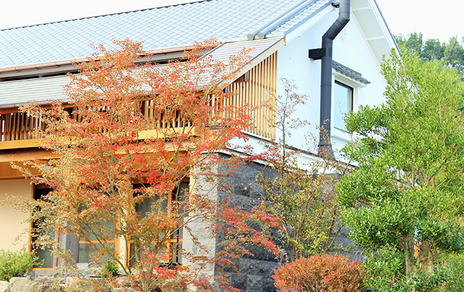 秋は本当に空き巣が増える時期なのか、その背景と対策とは